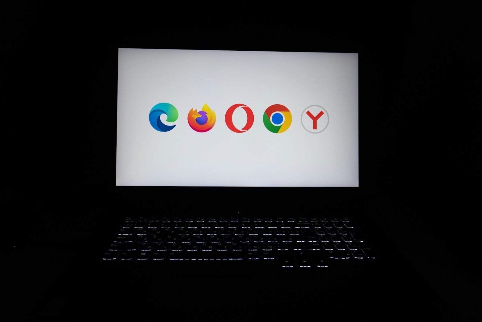 Agentes de navegador: Gemini no Chrome, ChatGPT e Claude comparados