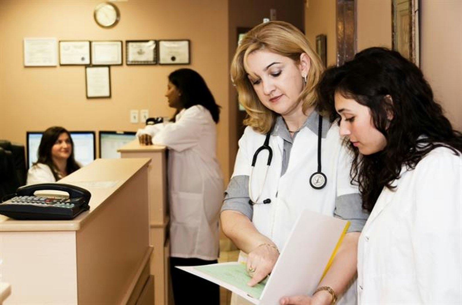 Agentes de IA no atendimento hospitalar: limites éticos e regulação