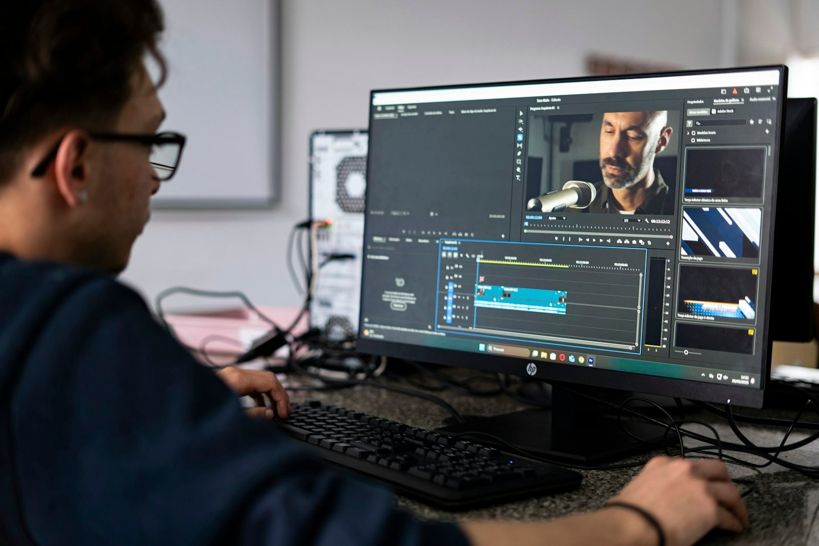 Audiodescrição de vídeos com IA: roteiro e revisão de acessibilidade