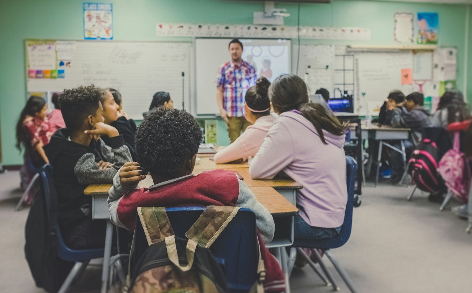 Gemini no Google Classroom: correção guiada e adaptação de materiais para professores