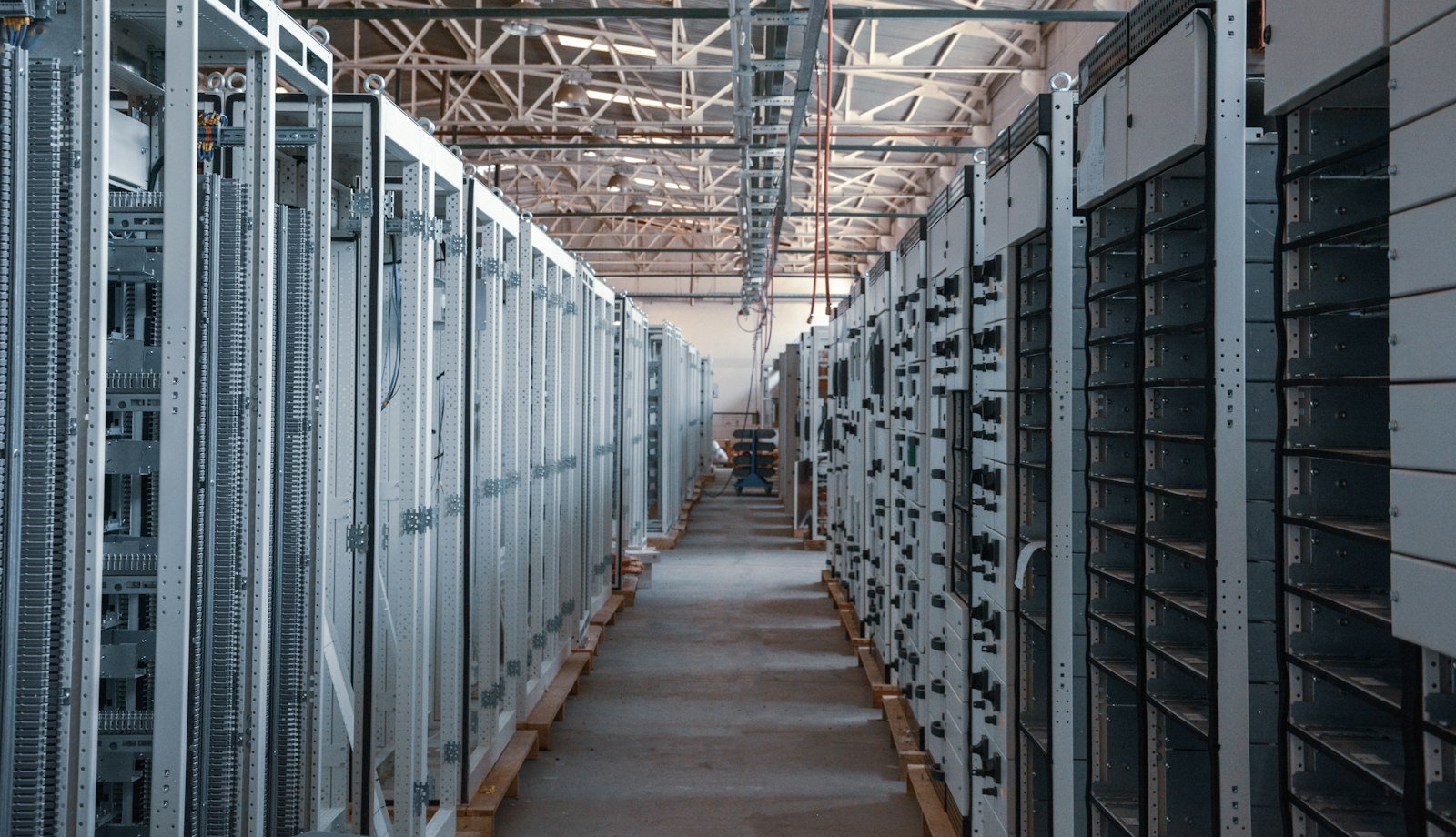 Técnicas de Context Caching hierárquico para agentes com bases documentais estáticas extensas