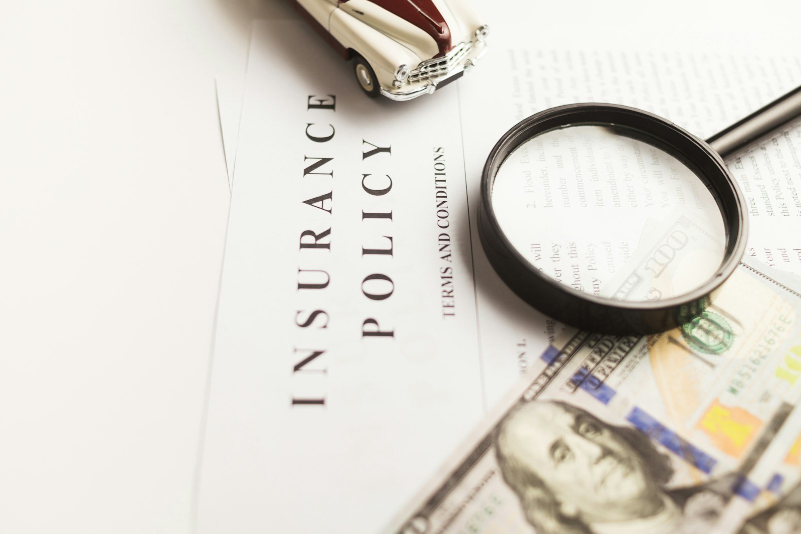 Unsloth e QLoRA para classificar apólices e contratos de seguro
